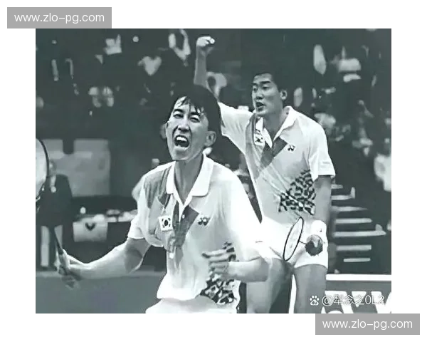 羽毛球飞身救球：极限瞬间的反击与装备之力